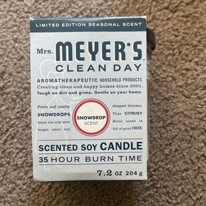 Mrs Meyers snowdrop candle